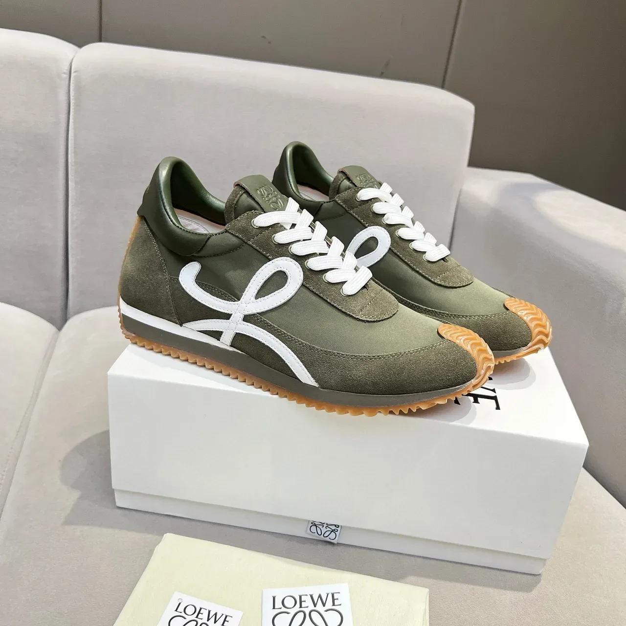 Loewe Flow Runner أخضر زيتوني أبيض Anagram Lifestyle Sneakers 7