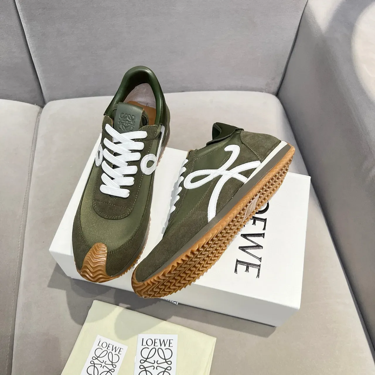 Loewe Flow Runner أخضر زيتوني أبيض Anagram Lifestyle Sneakers 8