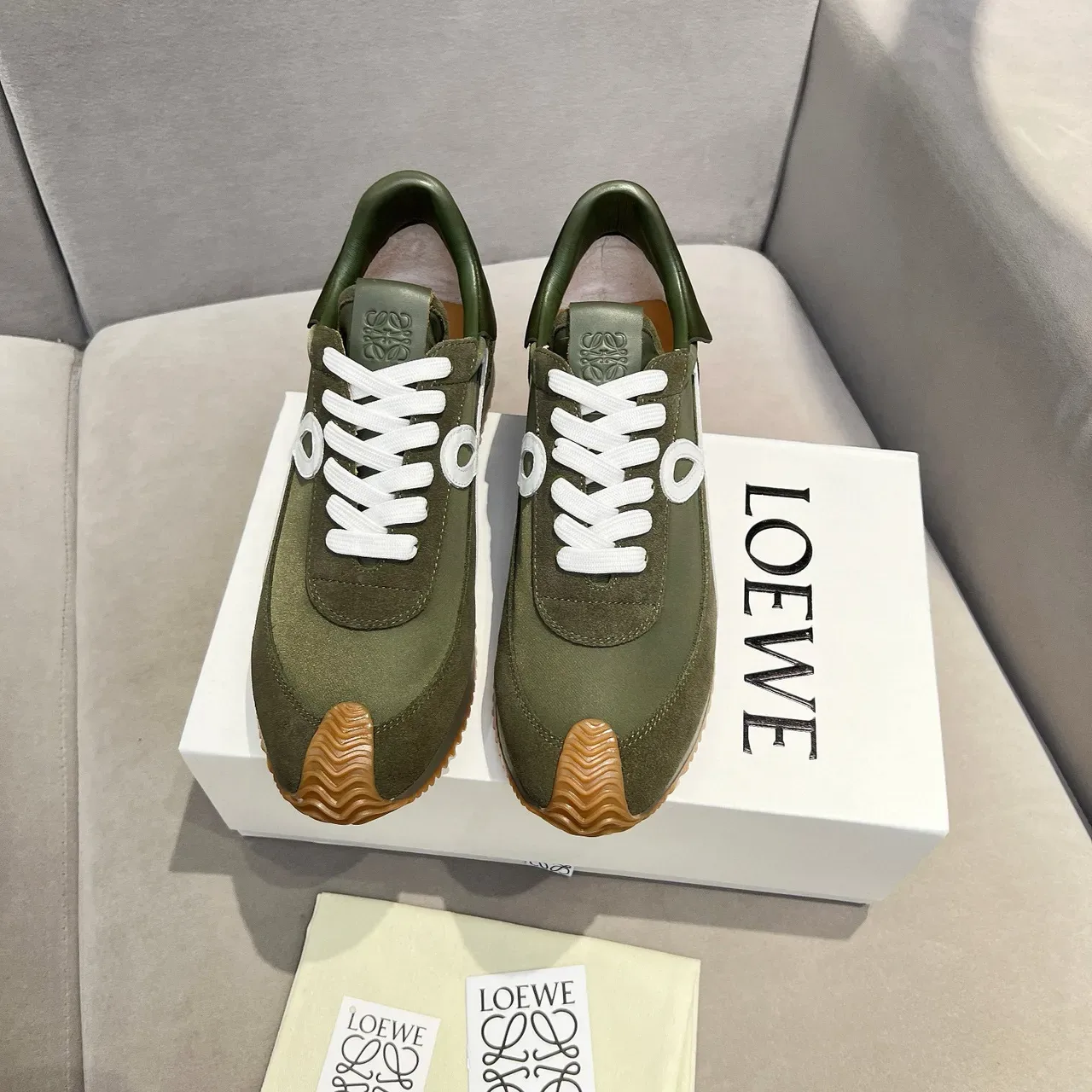 Loewe Flow Runner أخضر زيتوني أبيض Anagram Lifestyle Sneakers 9