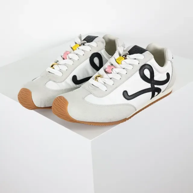Loewe Flow Runner 白色灰色黑色 Gum 生活方式运动鞋 2