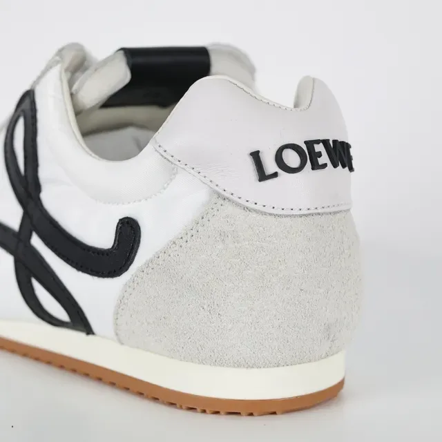 Loewe Flow Runner 白色灰色黑色 Gum 生活方式运动鞋 4