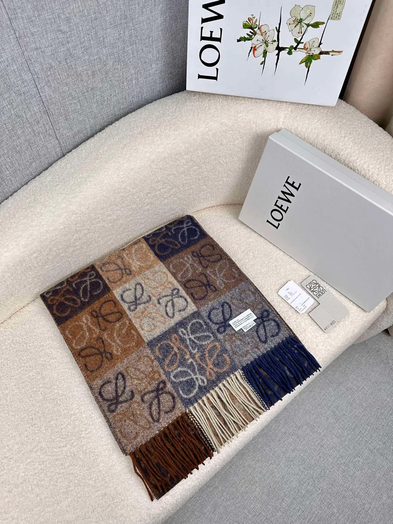 Loewe Monogram जैकार्ड नेवी और बेज कैशमीर स्कार्फ 6
