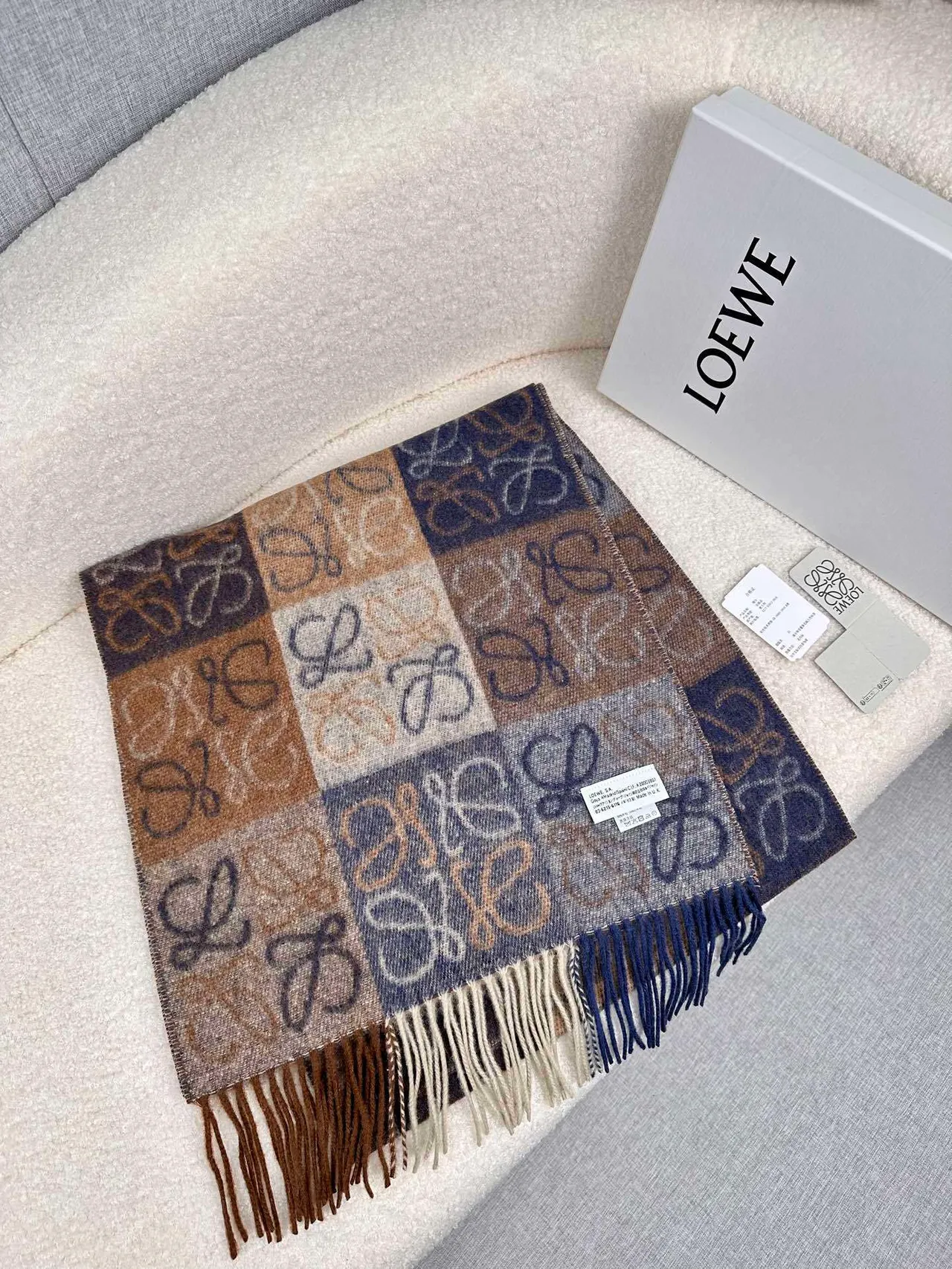 Loewe Monogram जैकार्ड नेवी और बेज कैशमीर स्कार्फ 7