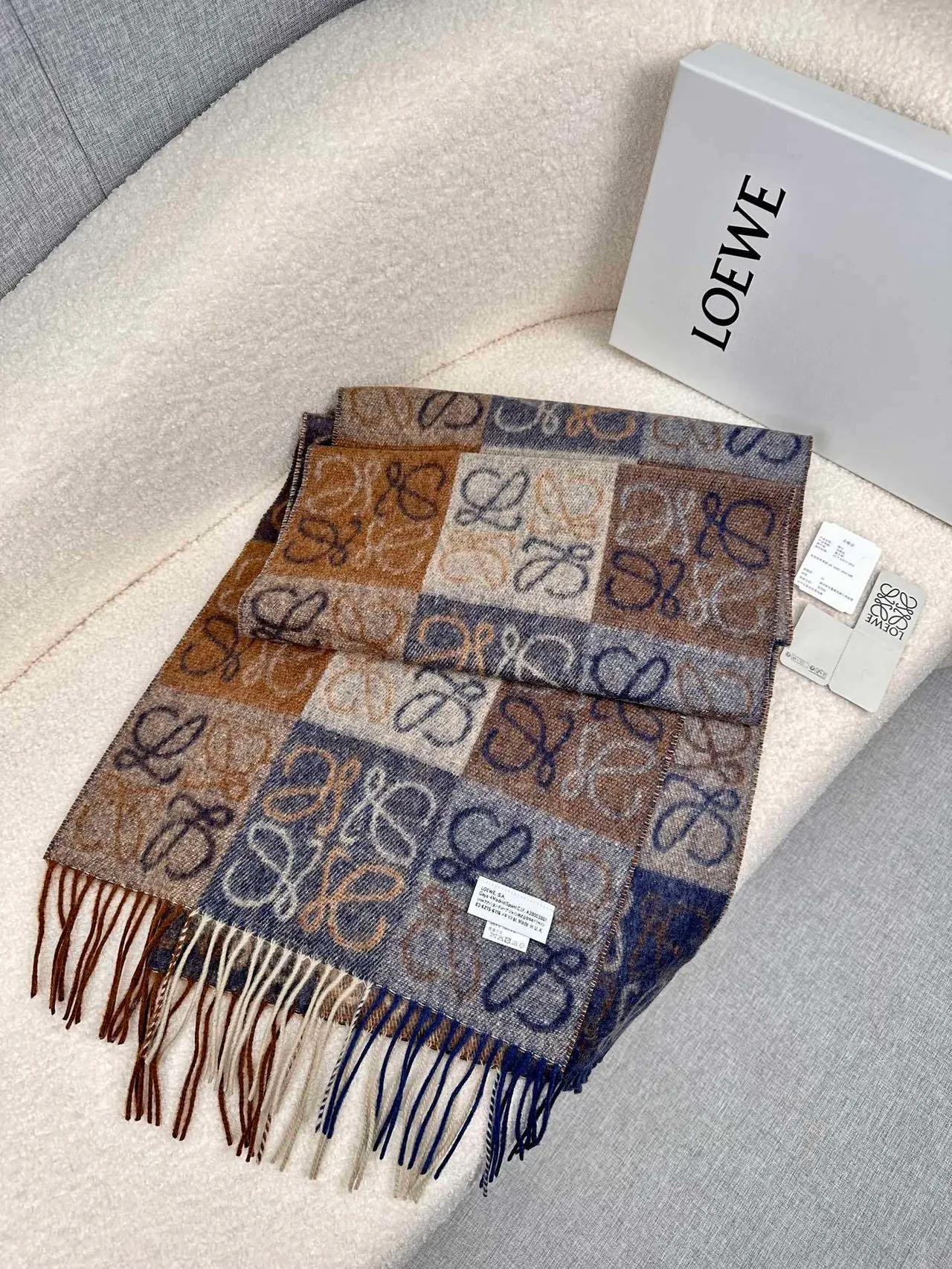 Loewe Monogram जैकार्ड नेवी और बेज कैशमीर स्कार्फ 8