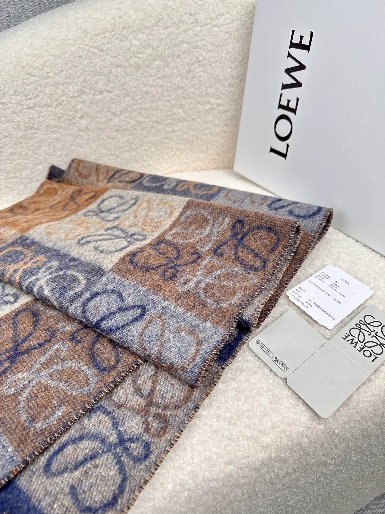 Loewe Monogram जैकार्ड नेवी और बेज कैशमीर स्कार्फ 2