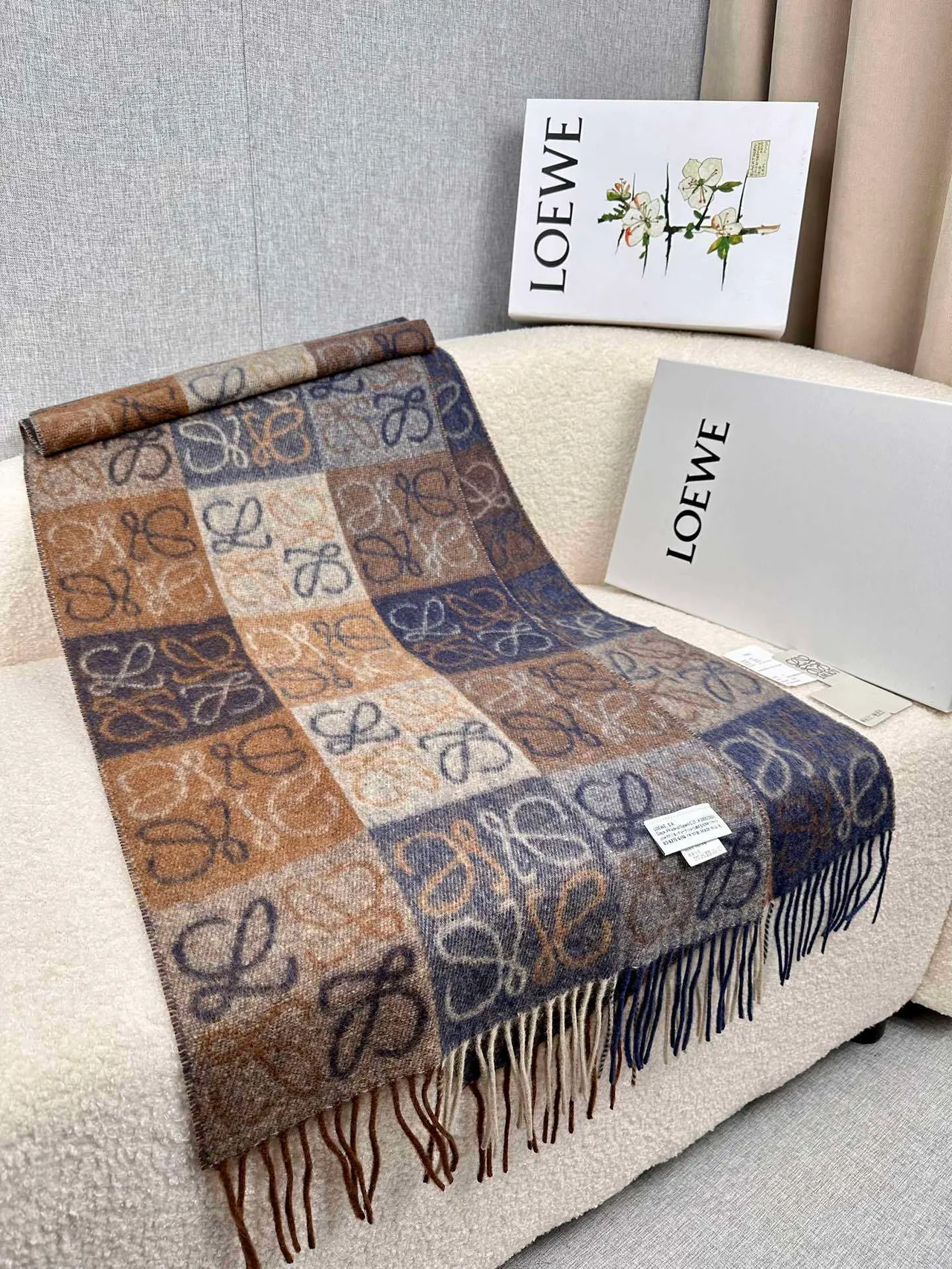 Loewe Monogram जैकार्ड नेवी और बेज कैशमीर स्कार्फ 9