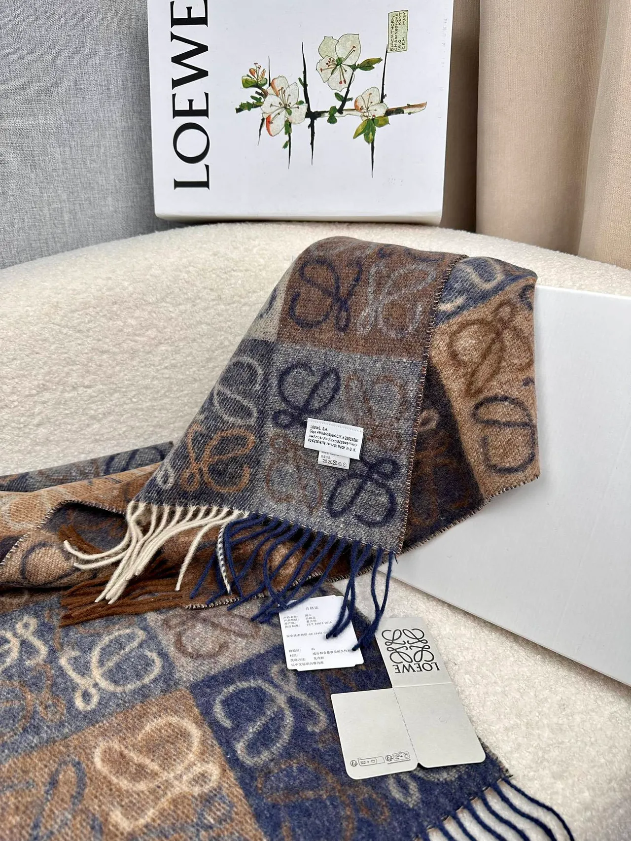 Loewe Monogram जैकार्ड नेवी और बेज कैशमीर स्कार्फ 3