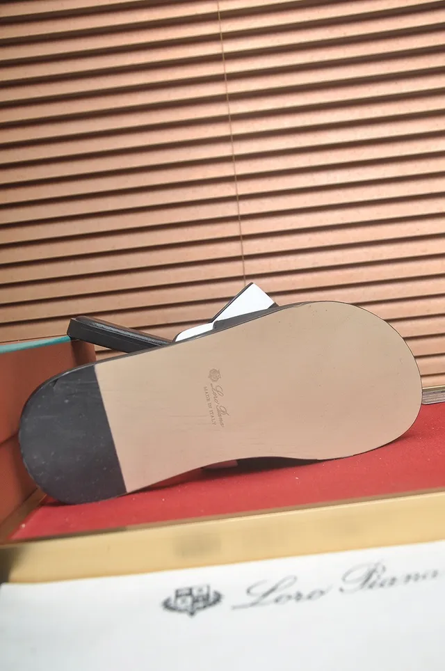 Loro Piana Zapatillas negras y blancas con tiras contrastantes 8