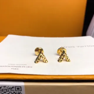 Brincos Louis Vuitton Alphabet V Motif em Tom Dourado Facetados