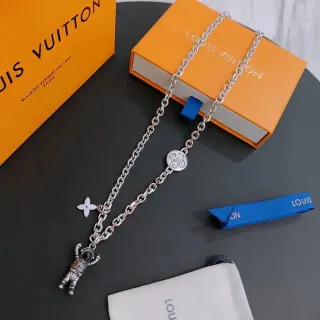 Colar Louis Vuitton com Charm de Astronauta e Flor em prata