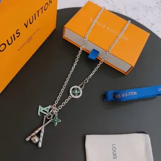 Colar Louis Vuitton com Charm de Motivo de Beisebol em Esmalte Prata