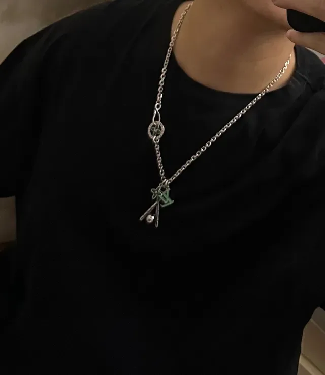 Collier Louis Vuitton avec Charm de Motif Baseball en Émail Argent 2