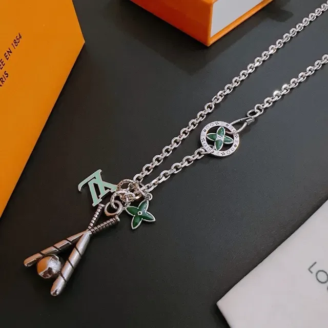 Collier Louis Vuitton avec Charm de Motif Baseball en Émail Argent 3