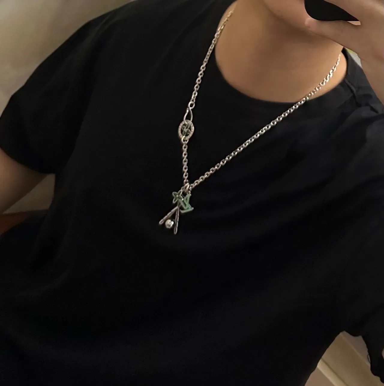 Collier Louis Vuitton avec Charm de Motif Baseball en Émail Argent 4