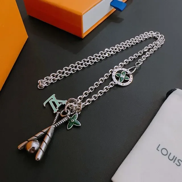 Collier Louis Vuitton avec Charm de Motif Baseball en Émail Argent 5