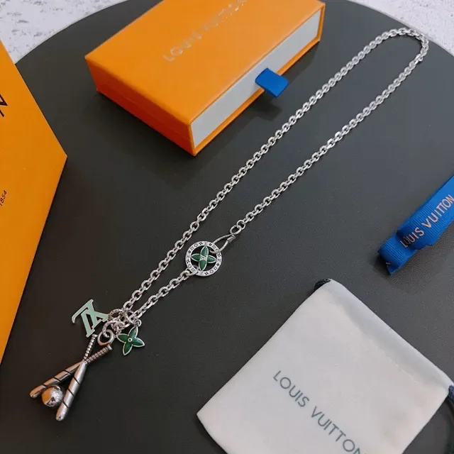 Collier Louis Vuitton avec Charm de Motif Baseball en Émail Argent 6