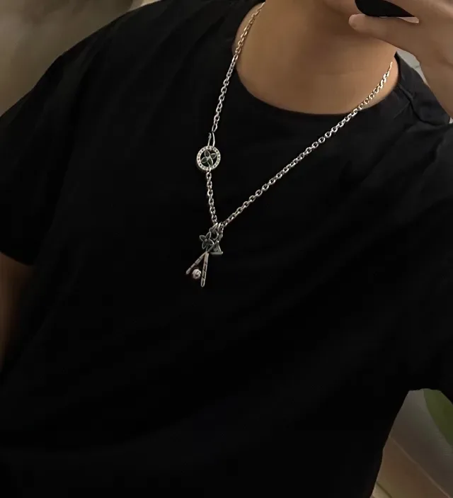 Collier Louis Vuitton avec Charm de Motif Baseball en Émail Argent 7