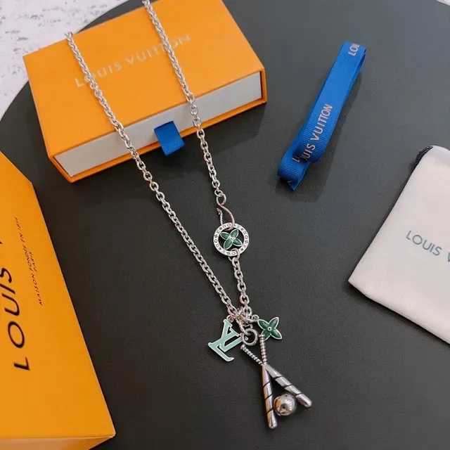 Collier Louis Vuitton avec Charm de Motif Baseball en Émail Argent 8