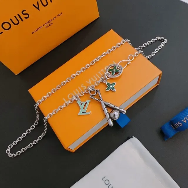 Collier Louis Vuitton avec Charm de Motif Baseball en Émail Argent 9