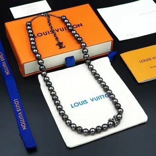 Colar com pingente de monograma Louis Vuitton com contas