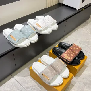 Louis Vuitton Bege Branco Monogram Lona Alça Placa Dourada Pantufas