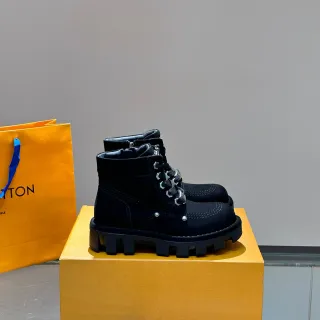 Louis Vuitton काली चंकी लग सोल एंक्ल बूट्स