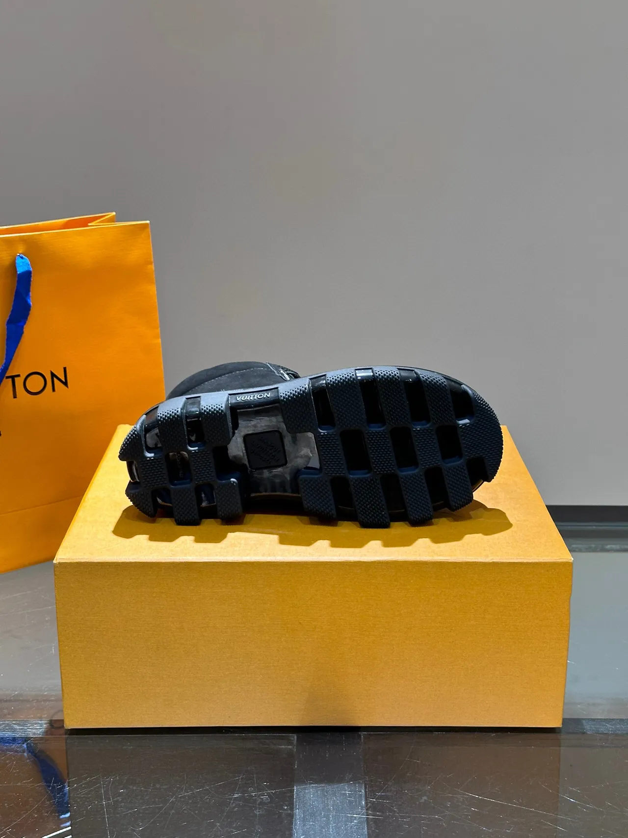 Louis Vuitton काली चंकी लग सोल एंक्ल बूट्स 2