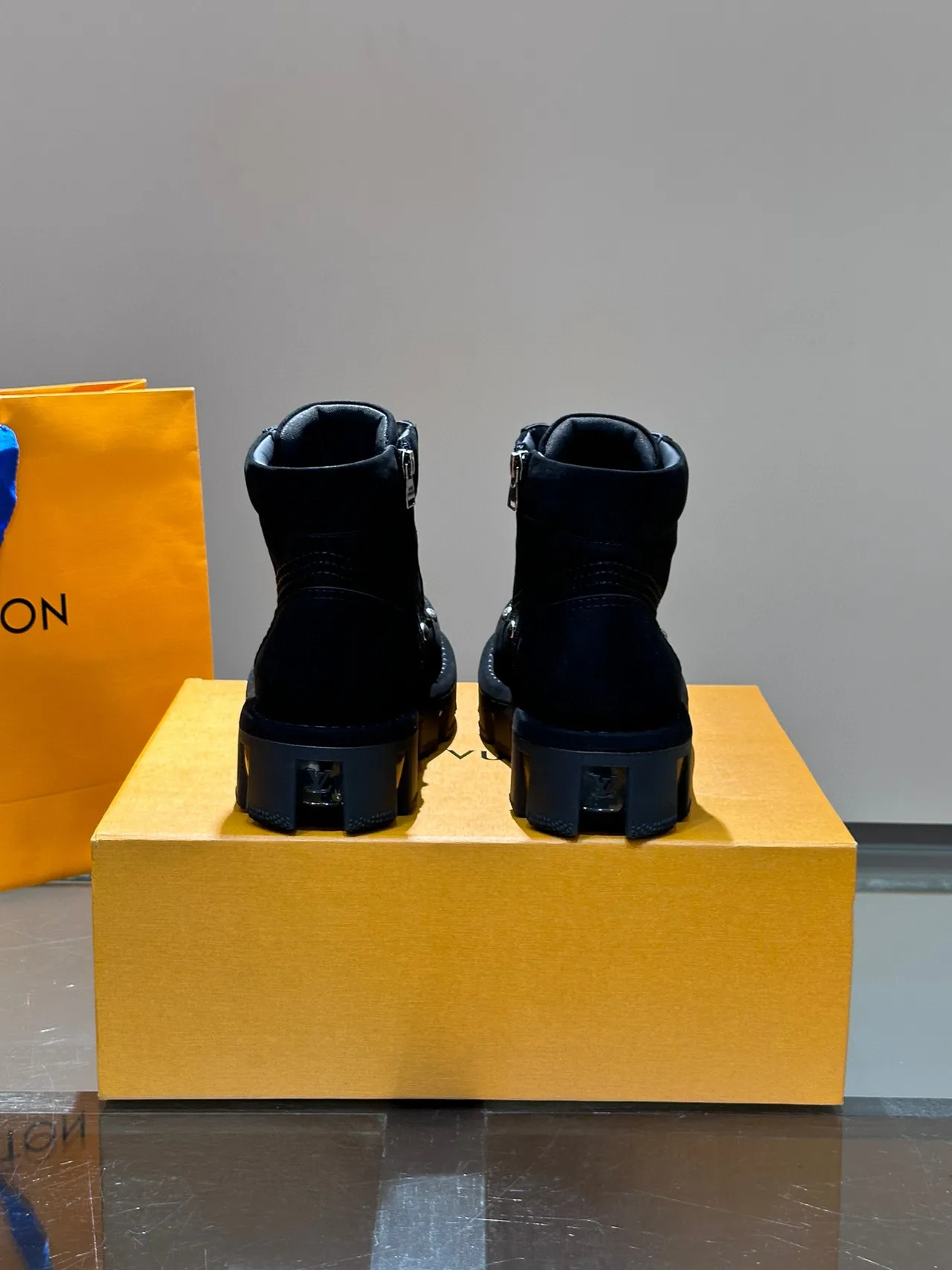 Louis Vuitton काली चंकी लग सोल एंक्ल बूट्स 3
