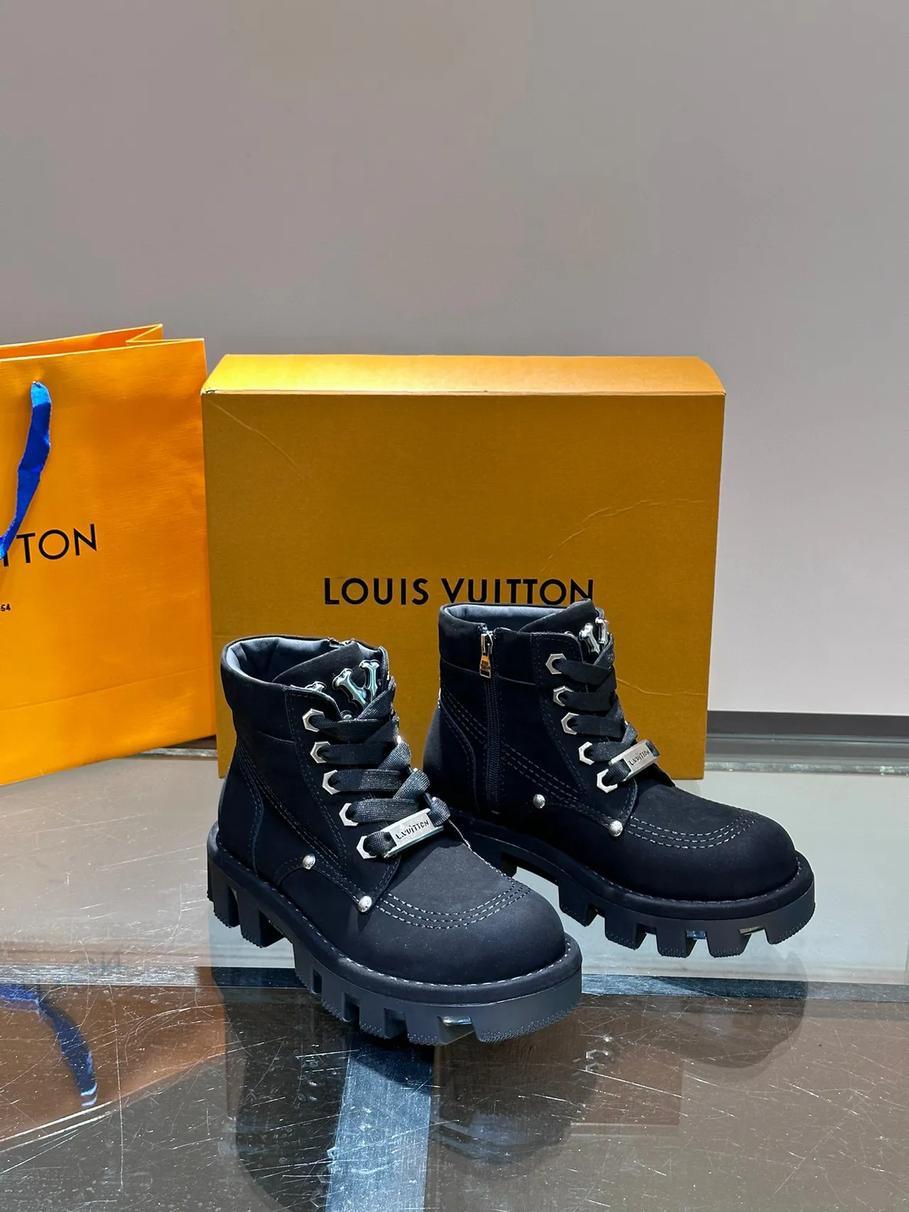 Louis Vuitton काली चंकी लग सोल एंक्ल बूट्स 4