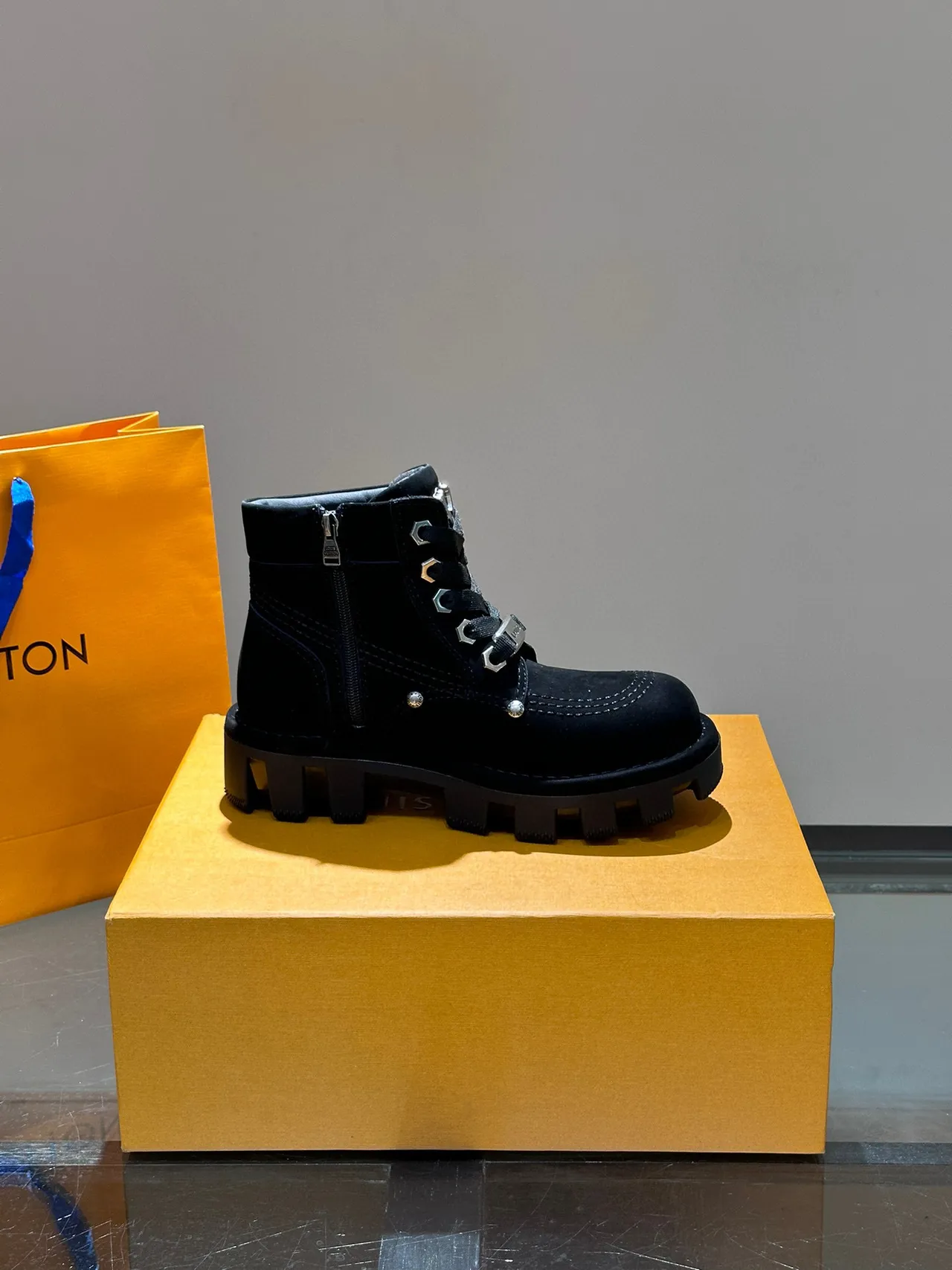 Louis Vuitton काली चंकी लग सोल एंक्ल बूट्स 6