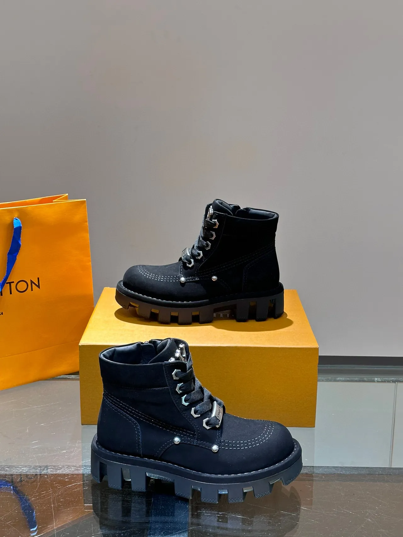 Louis Vuitton काली चंकी लग सोल एंक्ल बूट्स 7