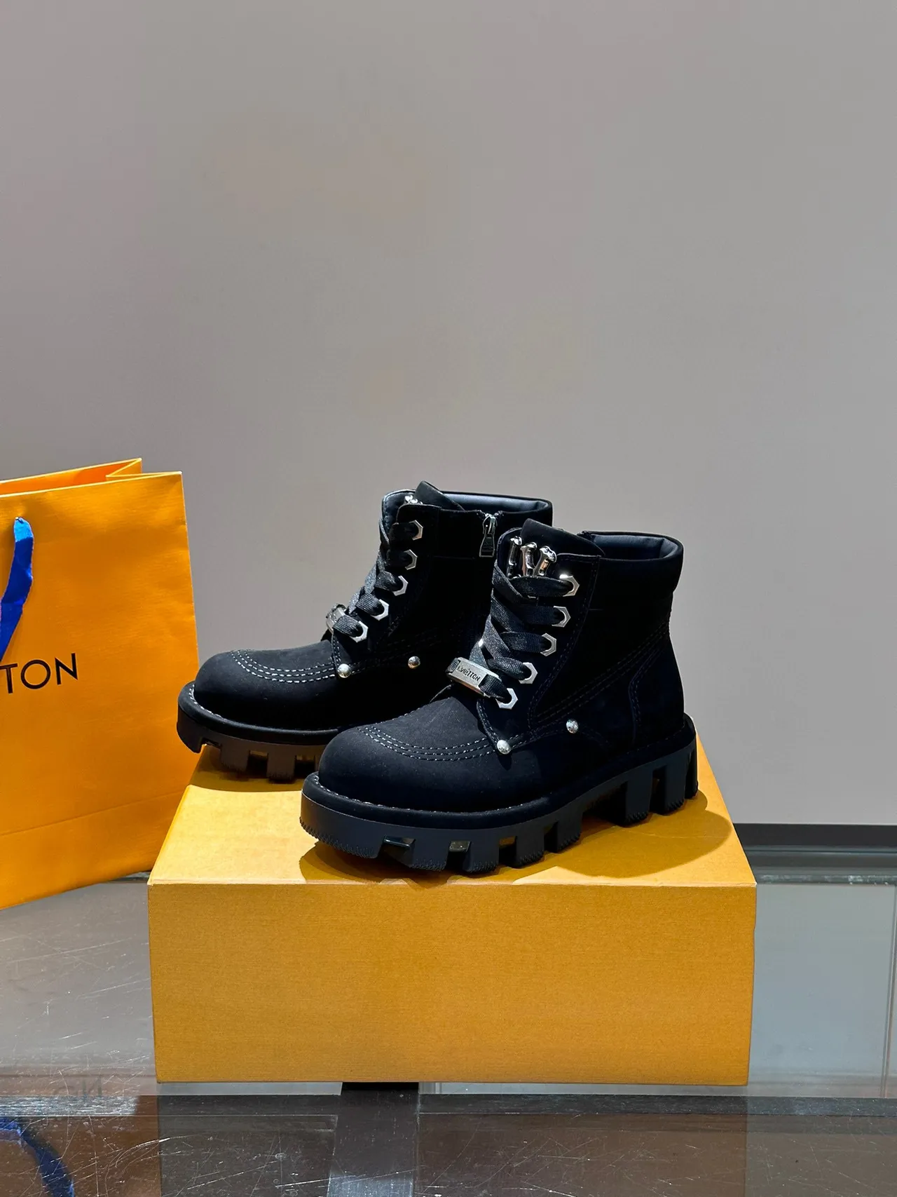 Louis Vuitton काली चंकी लग सोल एंक्ल बूट्स 8