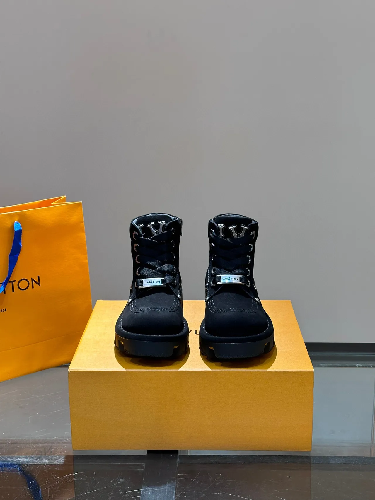 Louis Vuitton काली चंकी लग सोल एंक्ल बूट्स 9