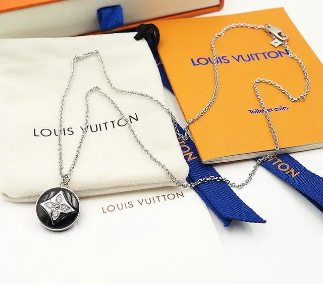 Louis Vuitton Collier avec Pendentif Géométrique Noir et Or en Couches 3