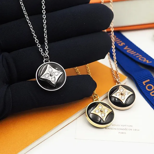 Louis Vuitton Collier avec Pendentif Géométrique Noir et Or en Couches 6