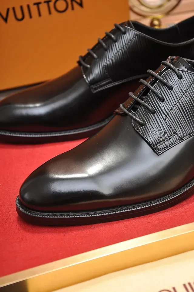 Louis Vuitton Chaussures Oxford Cap-Toe en Cuir Patenté et Texturé Noir 2