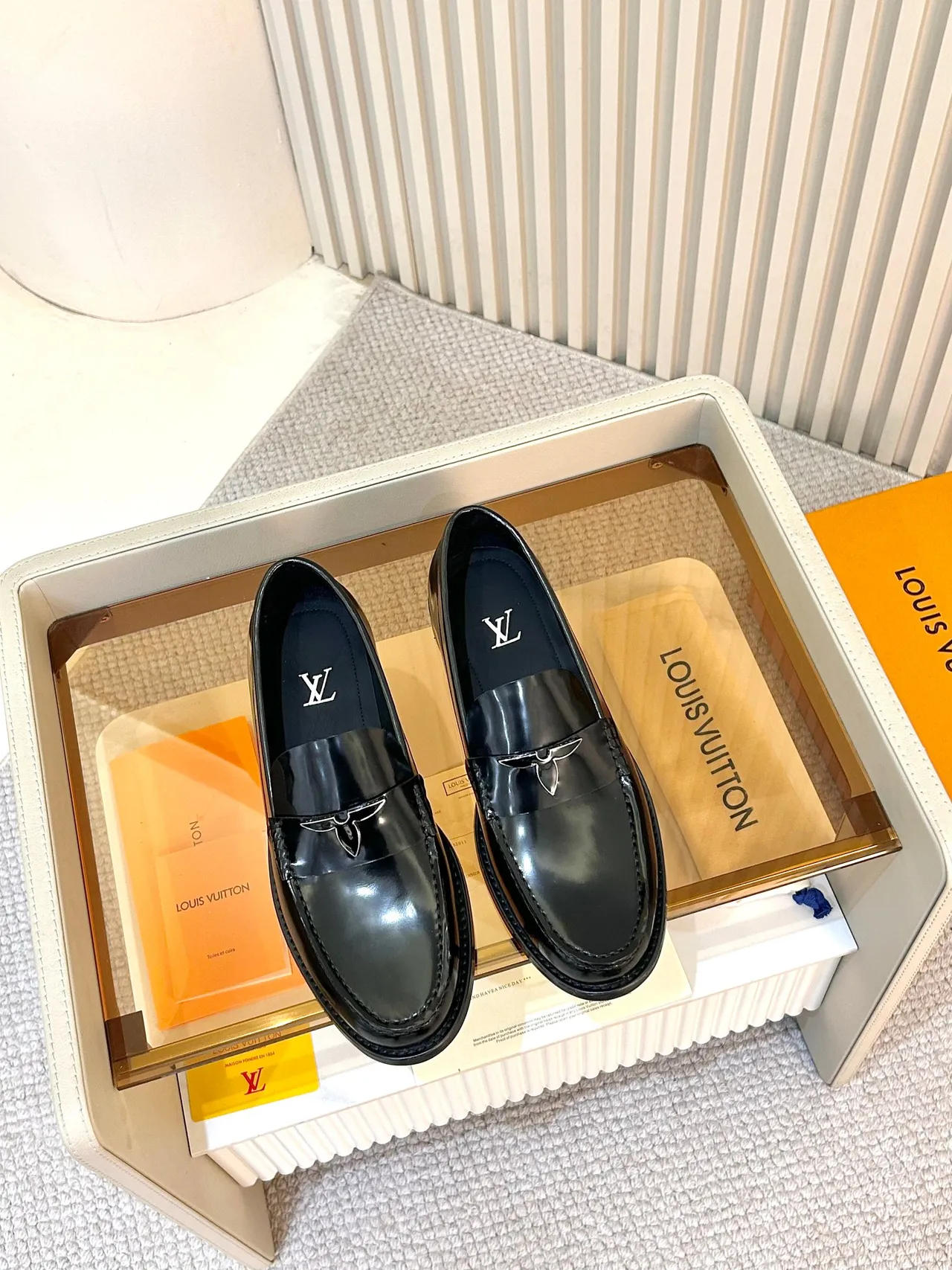 Louis Vuitton أسود فضي لامع جلد براق أصابع مربعة لوفر 5