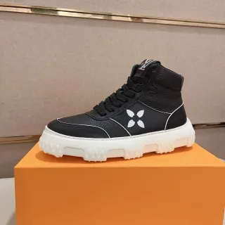 Louis Vuitton Tênis Lifestyle Preto e Branco com Solado Grosso e Topo Alto