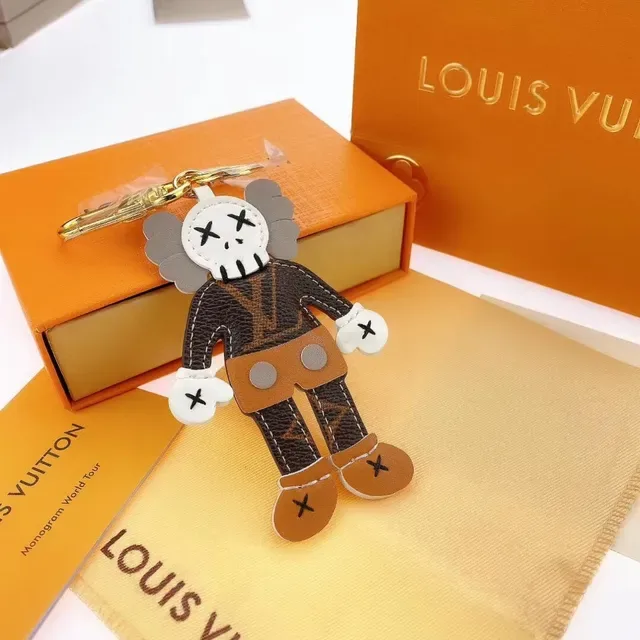Bolsa Louis Vuitton couro monograma marrom bege com formato de personagem 3