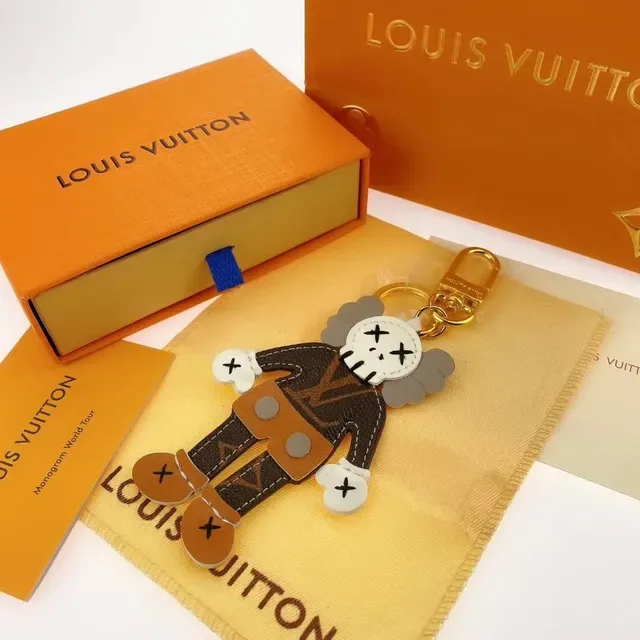 Bolsa Louis Vuitton couro monograma marrom bege com formato de personagem 4