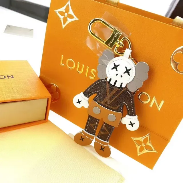 Bolsa Louis Vuitton couro monograma marrom bege com formato de personagem 5