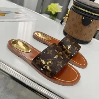 लुई विटटन भूरा गोल्ड मोनोग्राम कैनवास फ्लोरल कटआउट स्लिपर्स
