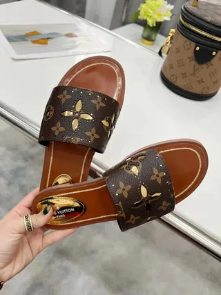Louis Vuitton Zapatillas Marrones Doradas Monograma Lona con Recortes Florales 2