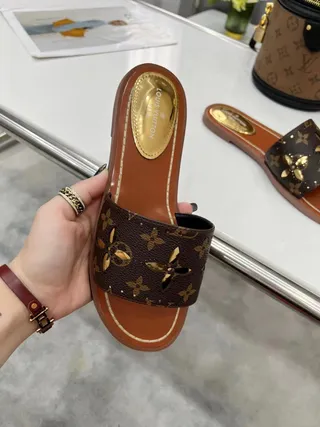 Louis Vuitton Zapatillas Marrones Doradas Monograma Lona con Recortes Florales 4