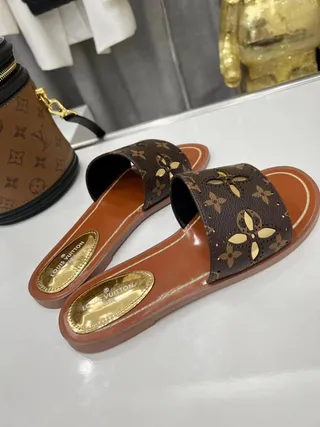 Louis Vuitton Zapatillas Marrones Doradas Monograma Lona con Recortes Florales 5