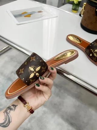 Louis Vuitton Zapatillas Marrones Doradas Monograma Lona con Recortes Florales 9