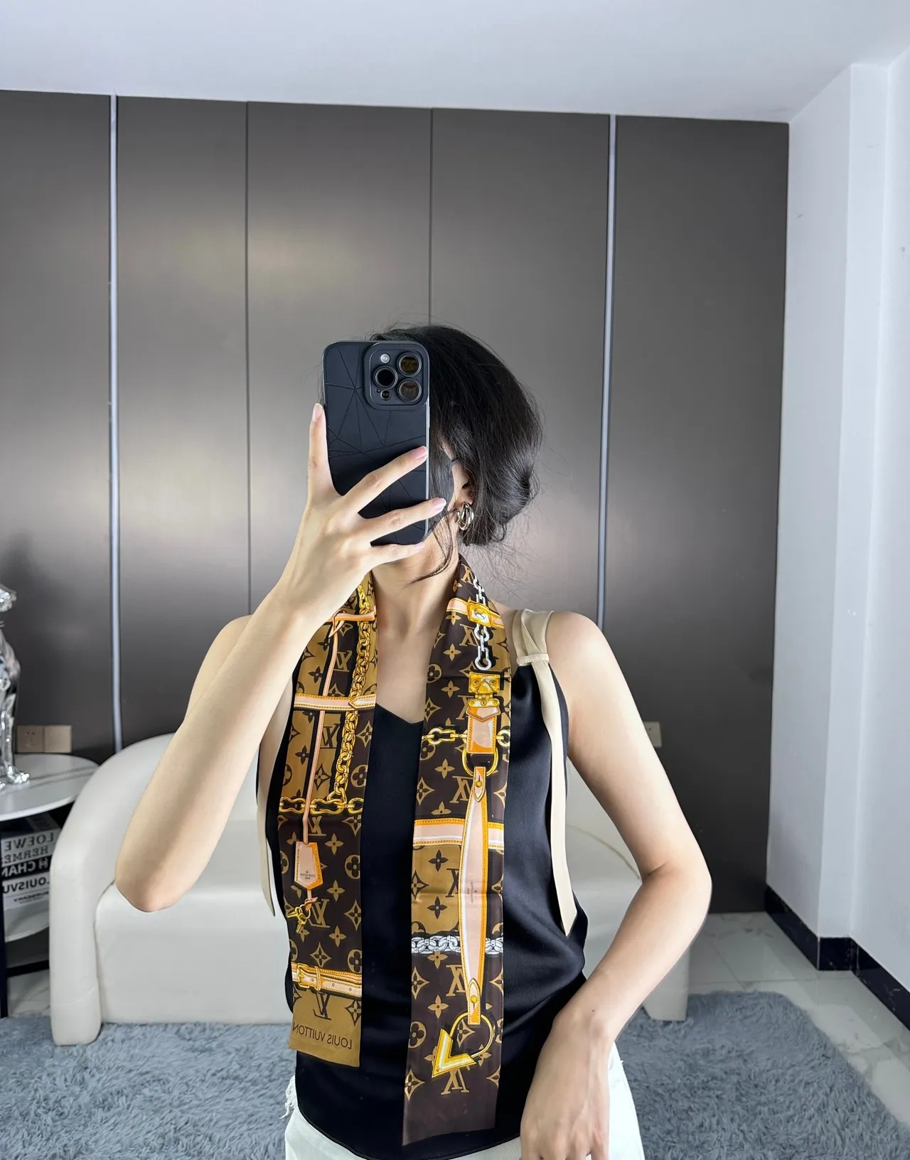Louis Vuitton भूरा सोना मोनोग्राम प्रिंटेड रेशम शॉल 3