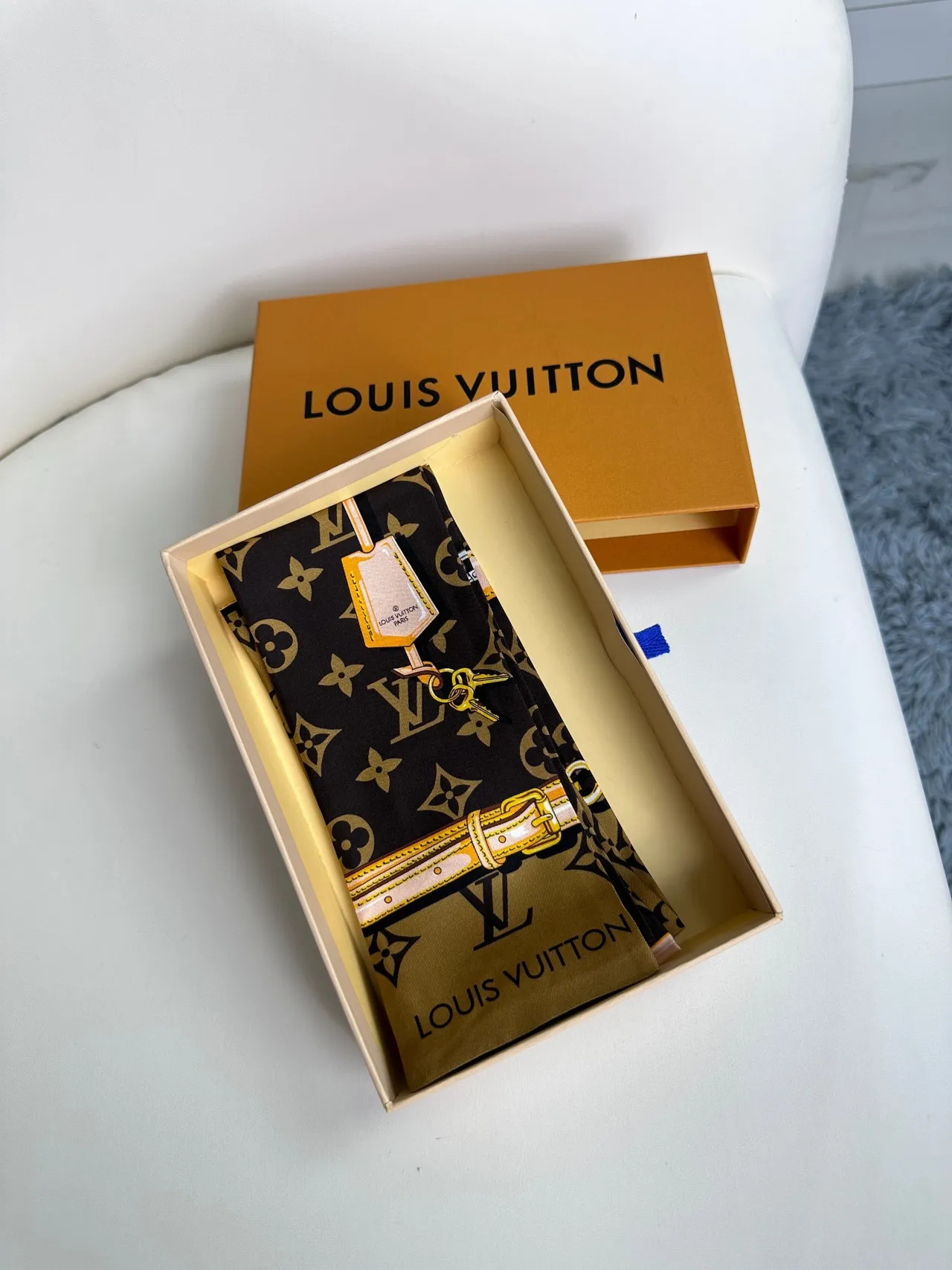 Louis Vuitton भूरा सोना मोनोग्राम प्रिंटेड रेशम शॉल 7