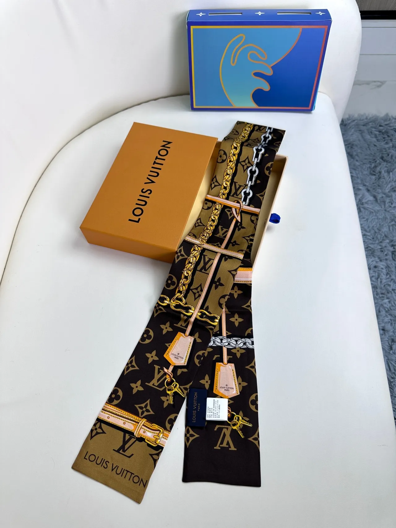 Louis Vuitton भूरा सोना मोनोग्राम प्रिंटेड रेशम शॉल 9