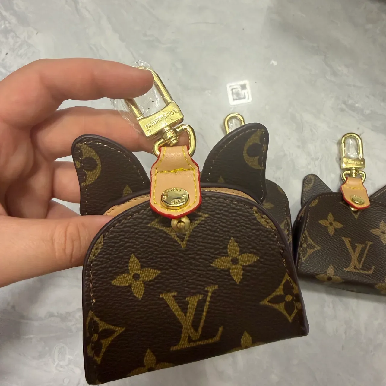 Louis Vuitton বাদামি নারঞ্জি কুকুরের মুখ এপ্লিকে মনোগ্রাম ক্যানভাস হ্যান্ডব্যাগ 2